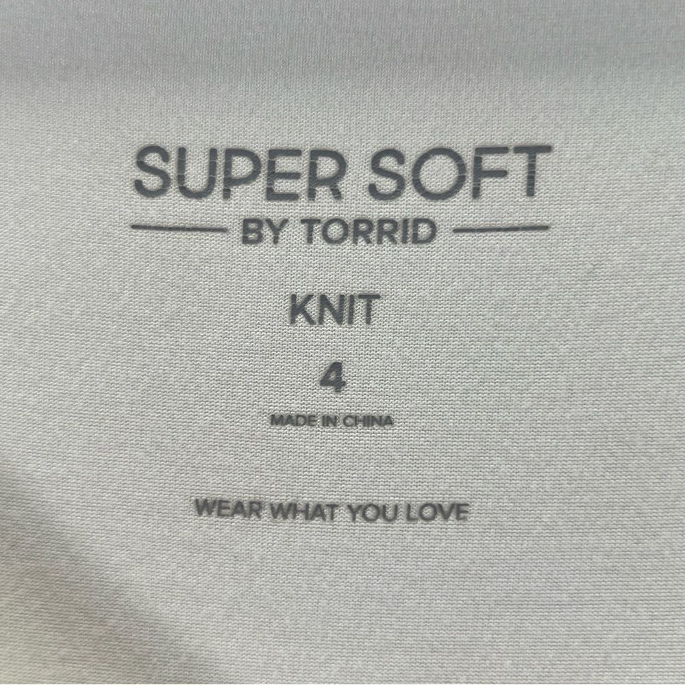 Torrid Eyelet Puff Sleeve Classic Fit Super Soft Scoop Blouse 0820 - Picture 8 of 11